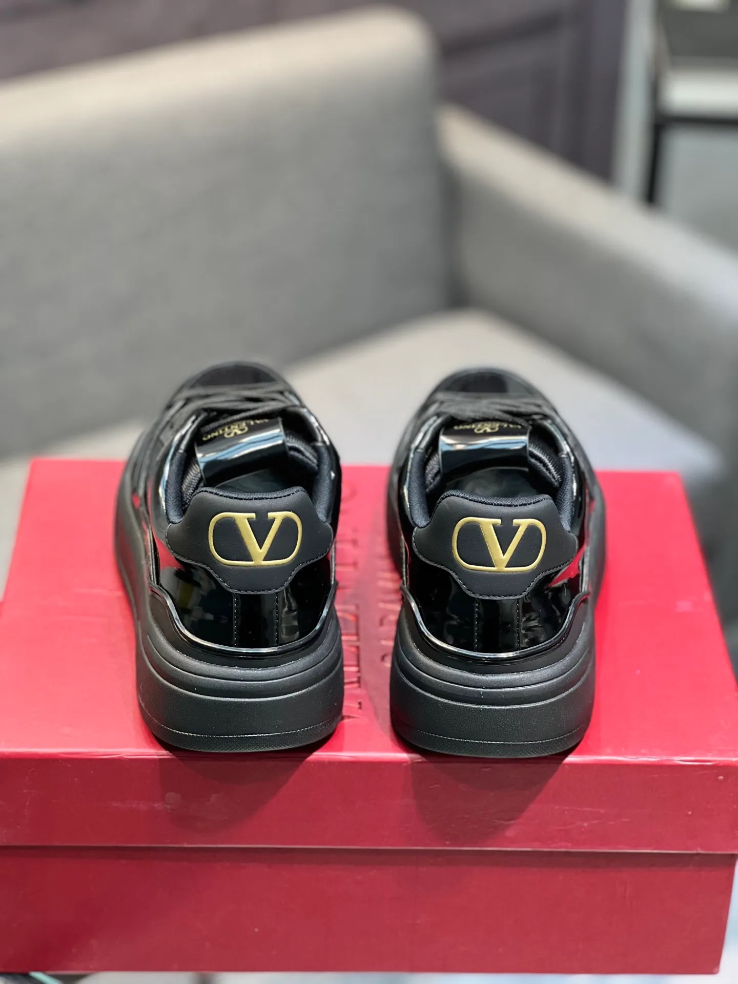 Men's men's shoes 💰660 𝑽𝒂𝒍𝒆𝒏𝒕𝒊𝒏𝒐 Valentino 𝑶𝒏𝒆𝑺𝒕𝒖𝒅 Couple's sneaker series Valentino 2025 latest couple's sneakers, celebrity style, hot sale. The original ZP was purchased and dismantled. Repeated pattern making and modification. I strive to restore the original version 1:1! Top luxury masterpiece, soft and comfortable, combining fashion and leisure, bringing excellent elegant texture and excellent on-foot comfort. Top purchase version upper: imported calfskin surface/original oil edge craftsmanship. Inner: water-dyed cowhide lining. Outsole: original development 𝐓𝐏𝐔 two-color combination outsole. Packaging: original configuration complete package. Code number: 35-44 yards. 34.45 can be customized. Can be customized (self-labeled-no label) order.